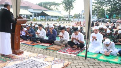 Khusyuk dan Khidmat, Keluarga Besar Satdik – 2 Kodiklatal Rayakan Idul Adha 1445 H/2024 M