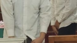 LAKUKAN PENGANIAYAAN TERHADAP ORANG  KADANG SADAR KADANG TIDAK SADAR, NURIS HARISTA DAN AGUS SETIAWAN DIHUKUM 15 BULAN BUI.