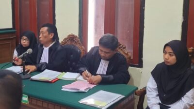 Foto sidang di pengadilan negeri Surabaya