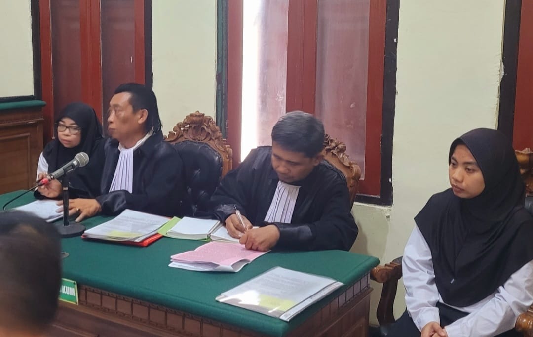 Foto sidang di pengadilan negeri Surabaya