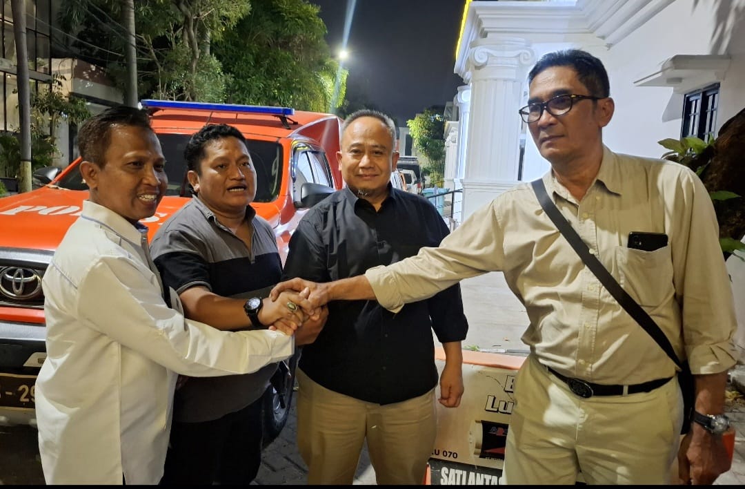 Foto :saling berjabat tangan damai