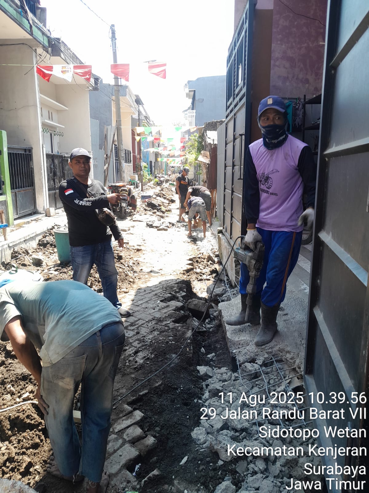 Keterangan Gambar: Pekerjaan Proyek Dakel di Jalan Randu Barat GG 7 Surabaya Mengabaikan APD dan K3