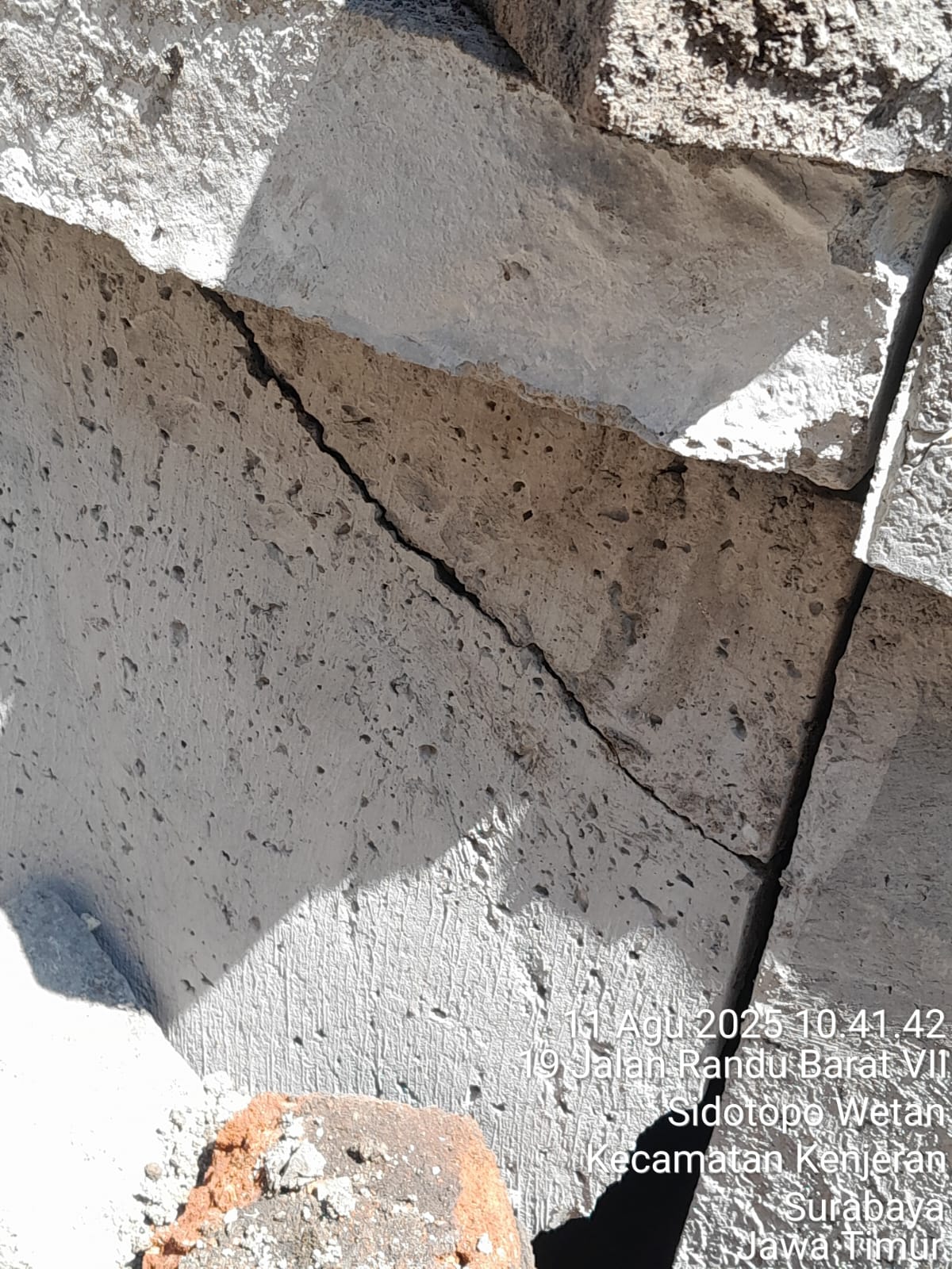 Keterangan Gambar: Box Culvert Retak Pekerjaan Proyek Dakel di Jalan Randu Barat GG 7 Surabaya 
