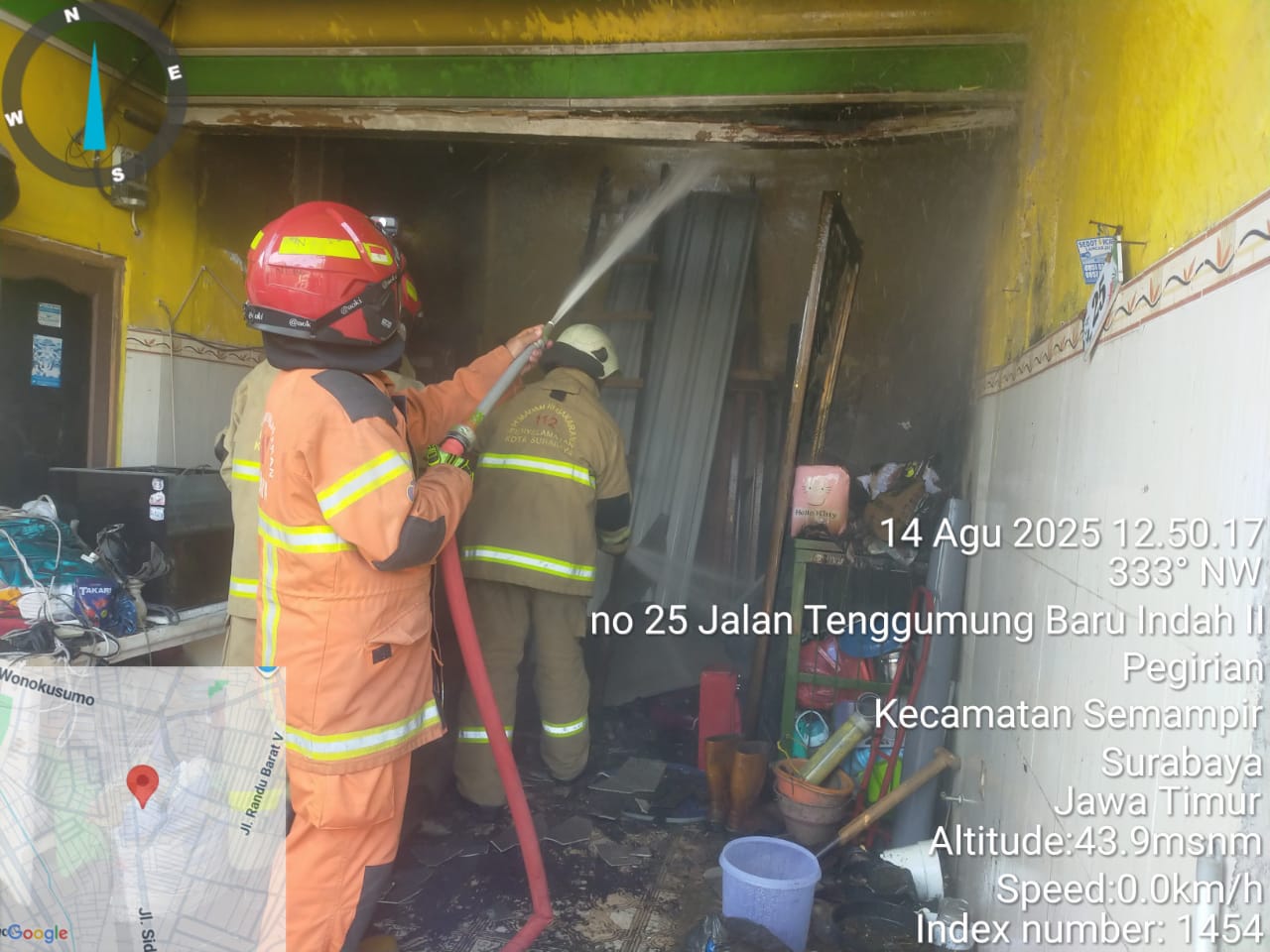 Foto: petugas semprotkan air