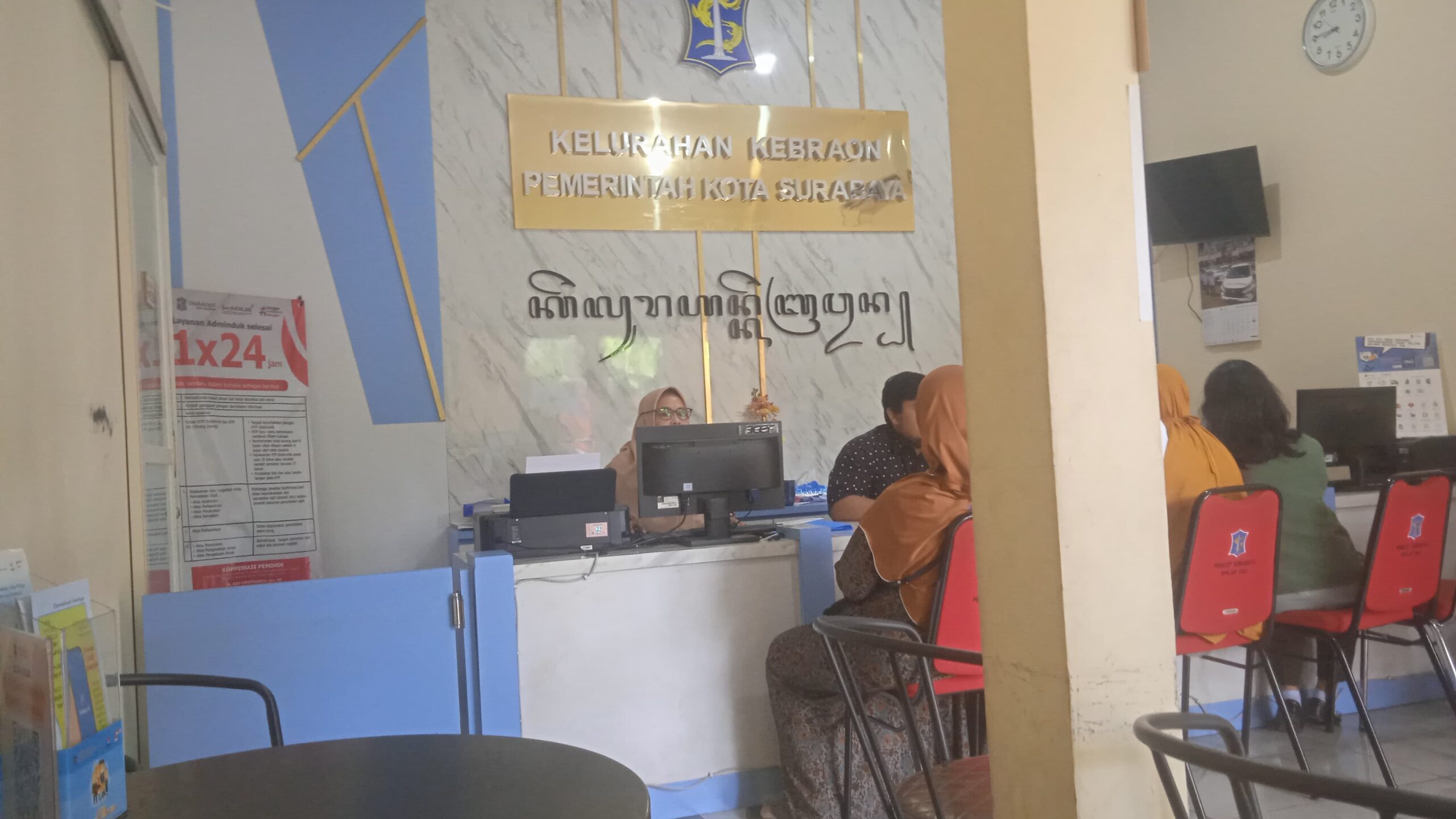 Foto; staf kelurahan kebraon