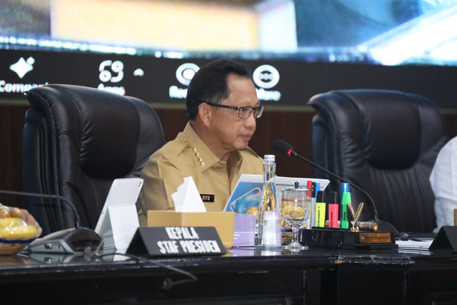 Menteri Dalam Negeri Tito Karnavian memberikan arahan penanganan TBC dalam rapat koordinasi di Jakarta, 29 September 2025.