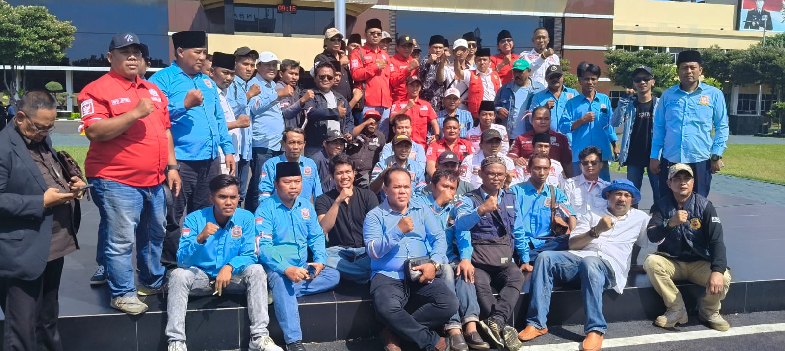 Foto: di depan polda Jatim bersama IPPAMA