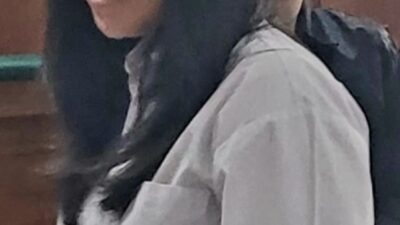 Foto mendengar vonis tuntutan dari hakim
