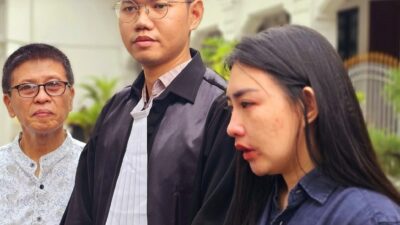 Foto; keterangan di depan pengadilan Surabaya