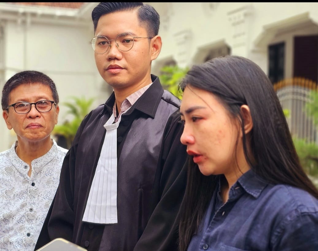 Foto; keterangan di depan pengadilan Surabaya