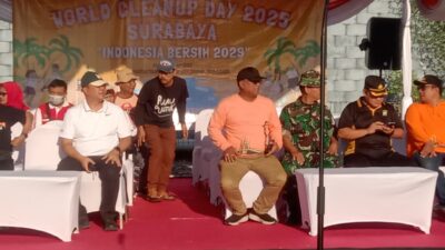 Foto; kegiatan bersih bersih laut SuraMadu