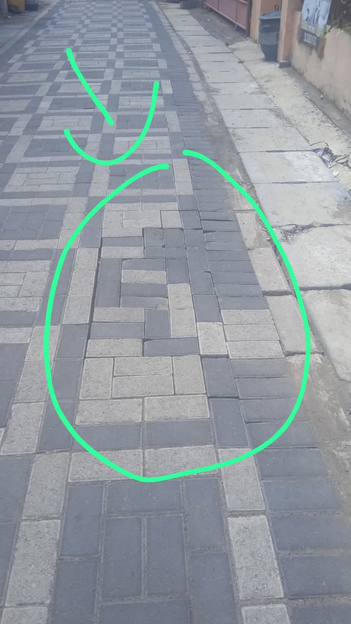 Foto: belum genap satu bulan paving sudah rusak