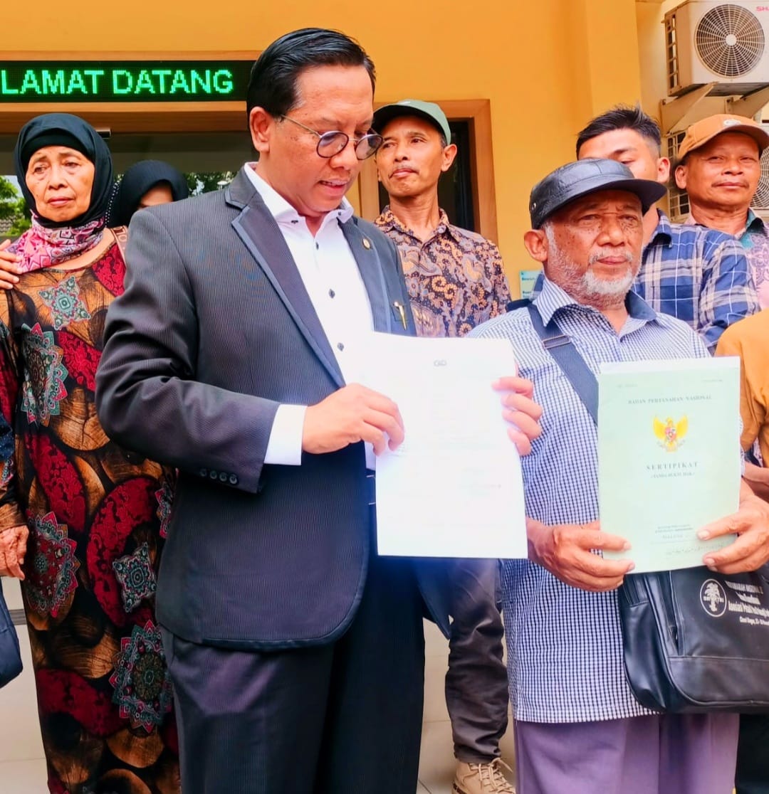 Foto; masbuhin dan partner melapor ke SPKT Polda Jatim