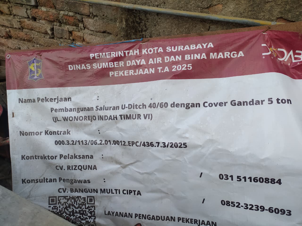 Papan proyek pembangunan saluran U-Ditch dengan cover gradar di Wonorejo, Surabaya oleh Dinas PU Bina Marga SDA tahun 2025