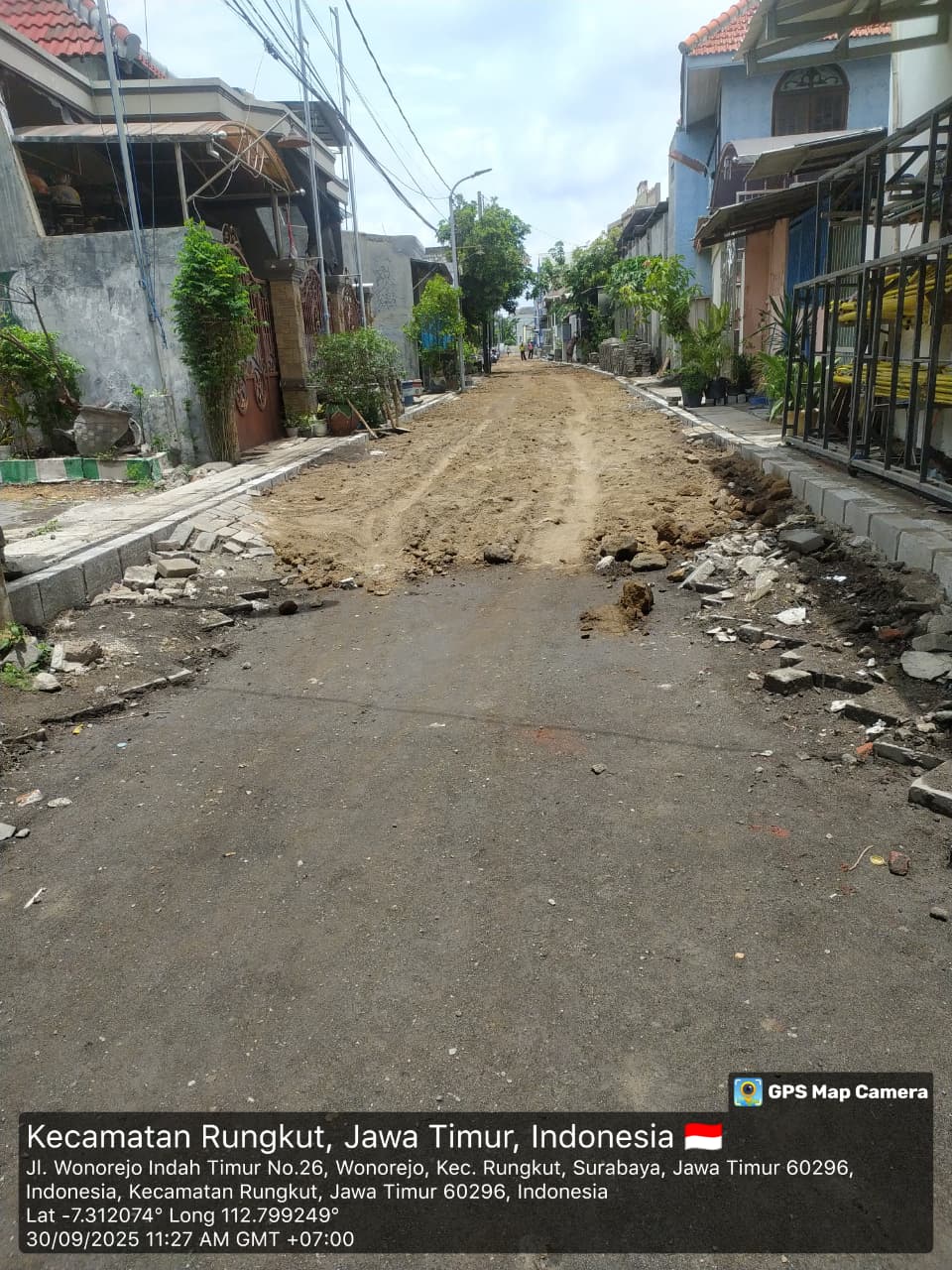 Kondisi proyek U-Ditch Jalan Wonorejo Indah Timur VI Surabaya dengan material berserakan dan urugan paving belum rata, difoto 30 September 2025