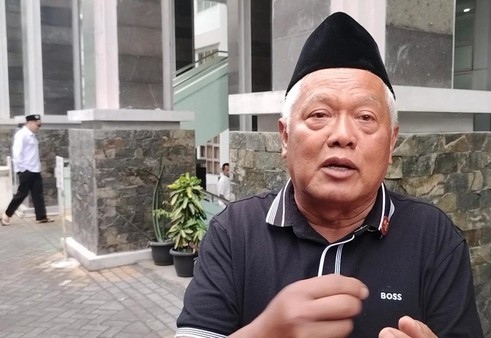 Eks dosen UIN Malang Imam Muslimin memprotes di depan rumah tetangganya, Nurul Sahara