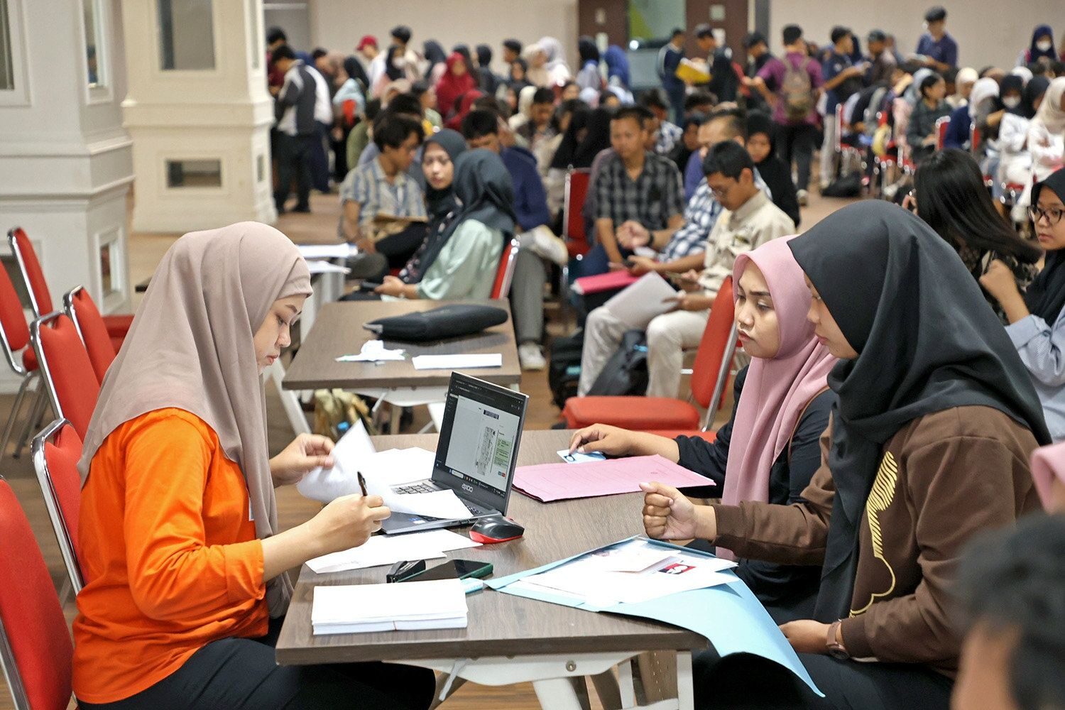 Mahasiswa Surabaya sedang melakukan daftar ulang penerimaan Beasiswa Pemuda Tangguh di Mal Pelayanan Publik Siola.