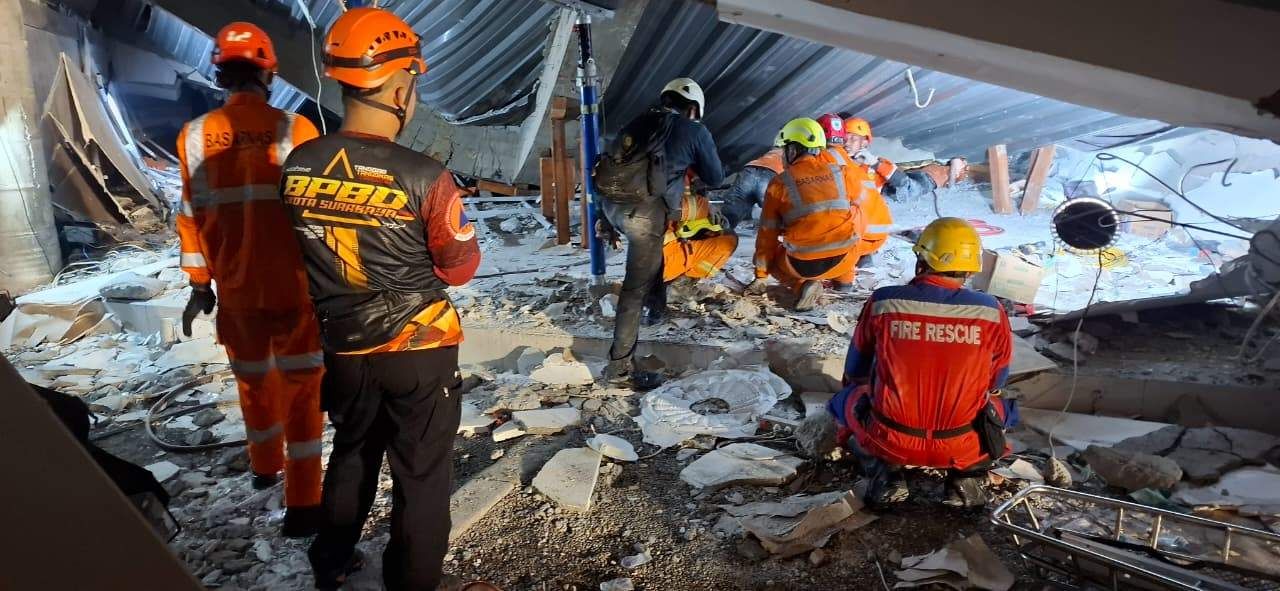 Petugas penyelamat menggunakan alat berat dan peralatan rescue mengevakuasi korban reruntuhan Pondok Pesantren Al-Khoziny di Buduran, Sidoarjo.