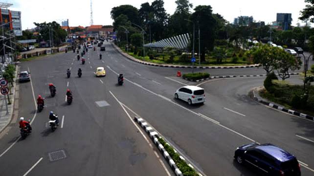 Lalu lintas kendaraan di persimpangan jalan utama kota Surabaya