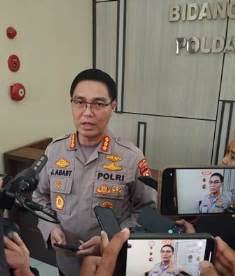 Kabid Humas Polda Jawa Timur Kombes Pol Jules Abast memberikan keterangan pers terkait penangkapan aktivis Yogyakarta