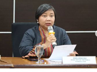 Komisioner Komnas HAM, Anis Hidayah, dalam konferensi pers terkait kasus dugaan pelanggaran HAM keracunan MBG.