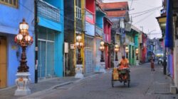Foto suasana Kota Lama Surabaya, area depan toko dengan lampu dekorasi yang hilang dicuri