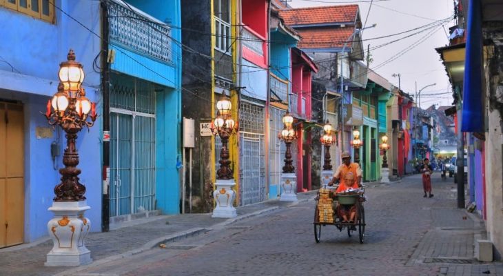 Foto suasana Kota Lama Surabaya, area depan toko dengan lampu dekorasi yang hilang dicuri