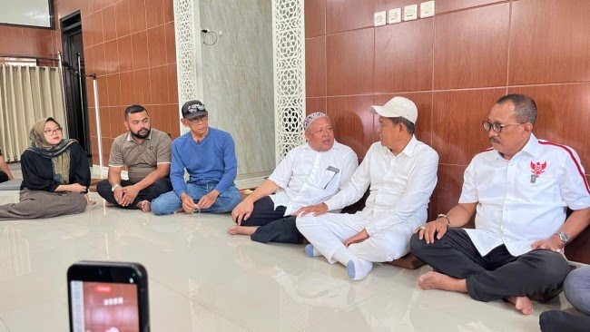 Gubernur Jawa Barat Dedi Mulyadi (KDM) dan Wakil Wali Kota Surabaya Armuji saat mengunjungi kediaman Yai Mim di Malang