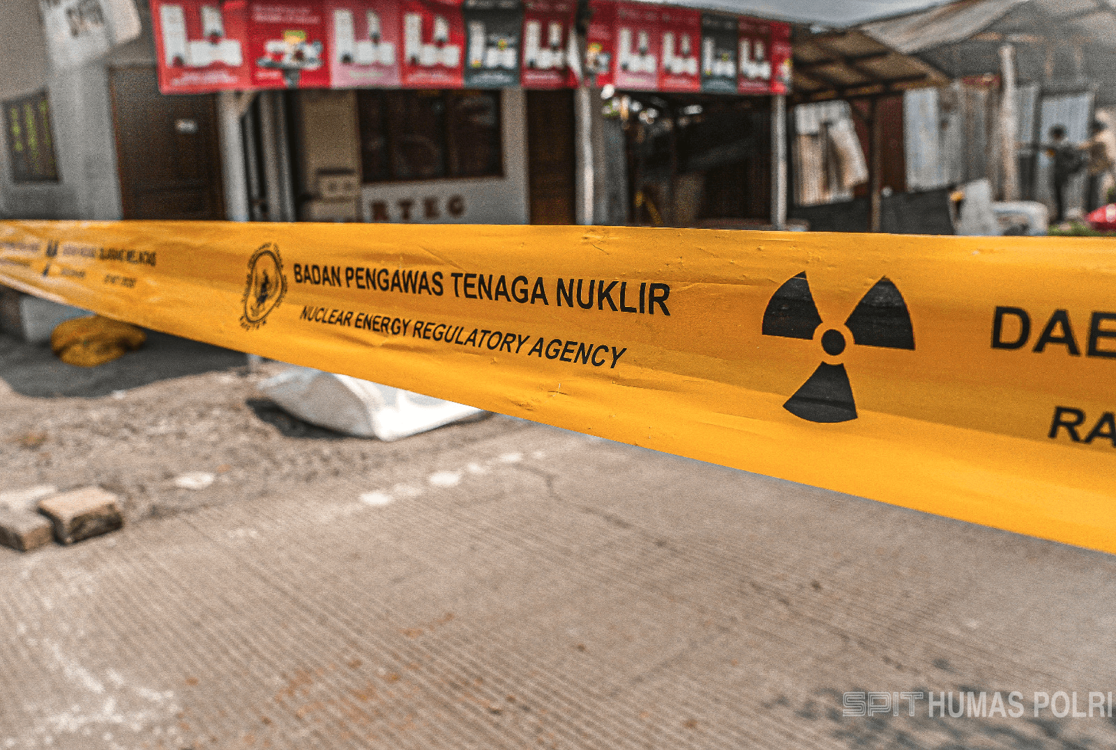 Pita pengaman bertuliskan Badan Tenaga Nuklir Indonesia di lokasi pencemaran Cesium-137 di Cikande, Banten