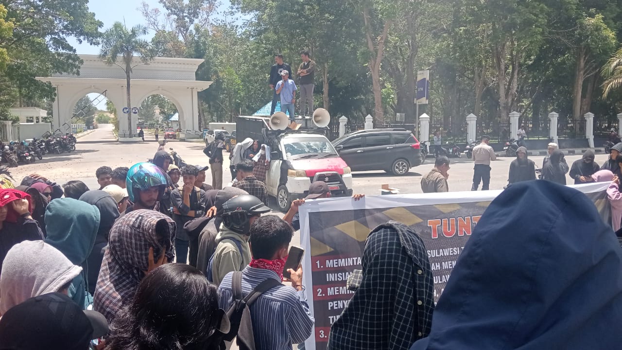 Foto : demo di depan polda sultra