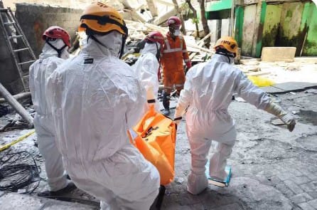 Tim evakuasi Basarnas mengevakuasi korban ambruknya bangunan Pondok Pesantren Al Khoziny di Sidoarjo, Jawa Timur