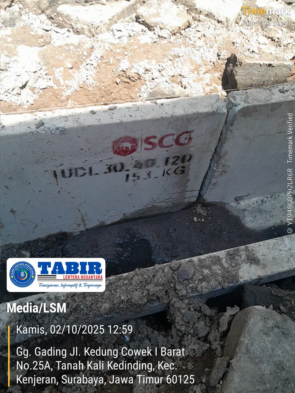 Kondisi U-Ditch proyek drainase di Jalan Kedung Cowek I Barat dengan cap SCG UCL 30.40.120 yang tampak terpasang tanpa lapisan dasar beton.