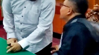 Foto agenda menjalani sidang pembacaan dakwaan