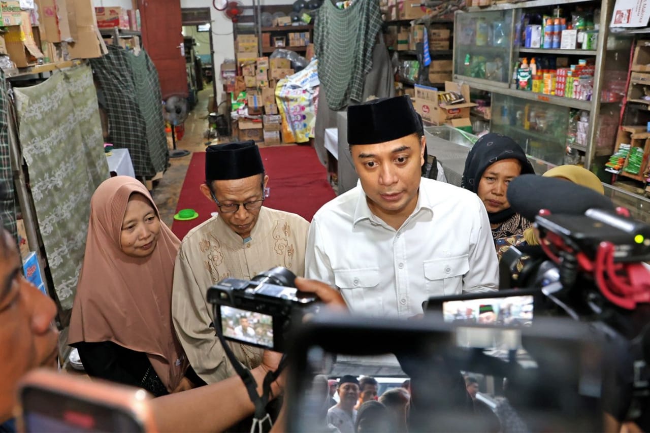 Wali Kota Surabaya Eri Cahyadi memimpin rapat pendataan pesantren didampingi Kepala BPBD dan perwakilan Kemenag