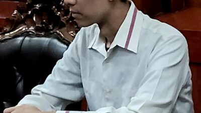 Foto:menjalani sidang di ruang Cakra PN Surabaya