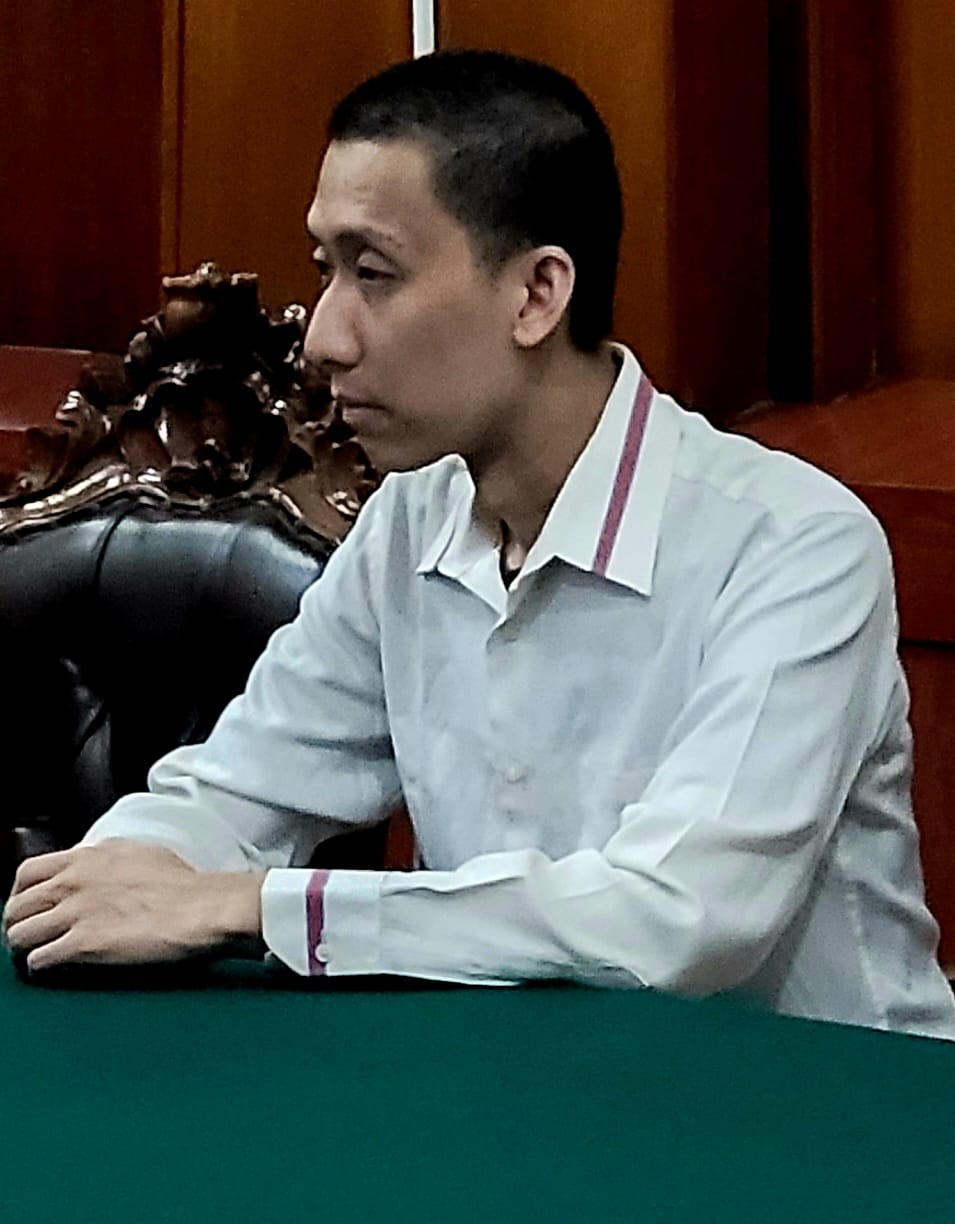 Foto:menjalani sidang di ruang Cakra PN Surabaya