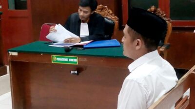 Foto: menjalani sidang di ruang Garuda. PN Surabaya