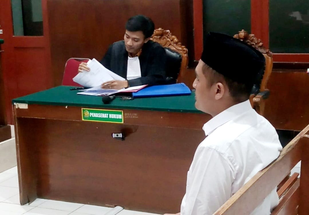 Foto: menjalani sidang di ruang Garuda. PN Surabaya