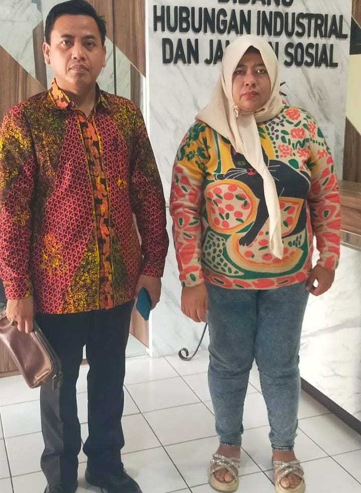 Foto; Siti Rohmah bersama kuasa hukum di depan kantor Disnaker