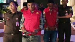 Foto:ke empat tersangka di giring ke rutan Kejati