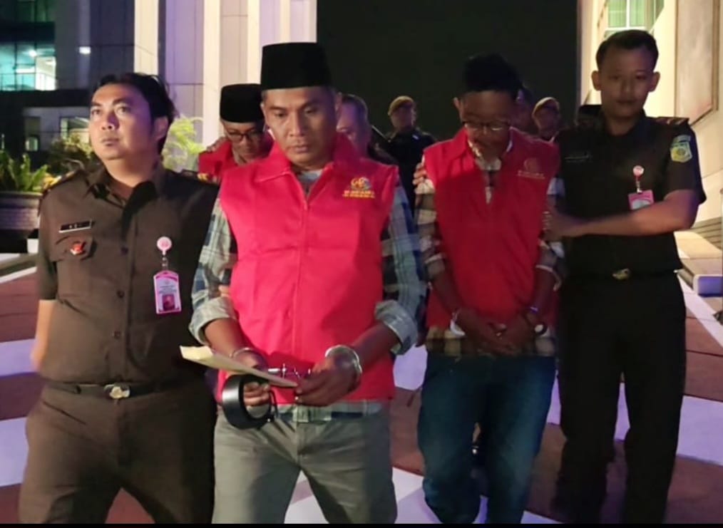 Foto:ke empat tersangka di giring ke rutan Kejati