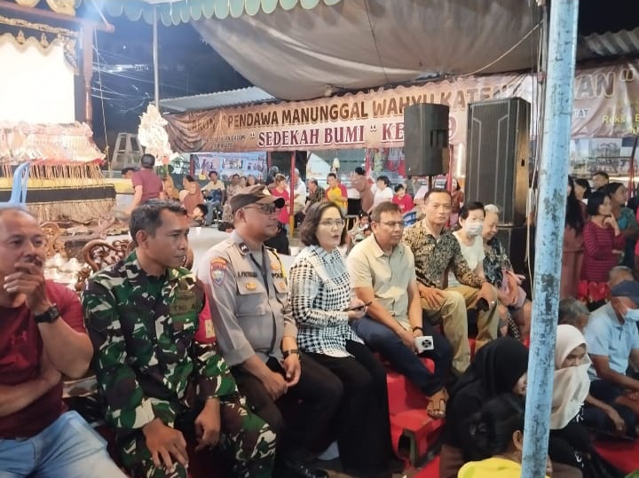 Foto! Kebersamaan di depan Kantor Kelurahan Kapasan