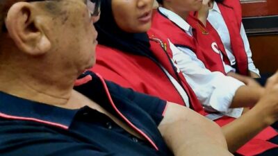 Foto; dua wanita menjalani sidang di PN Surabaya