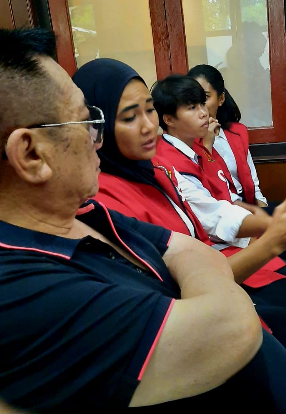 Foto; dua wanita menjalani sidang di PN Surabaya