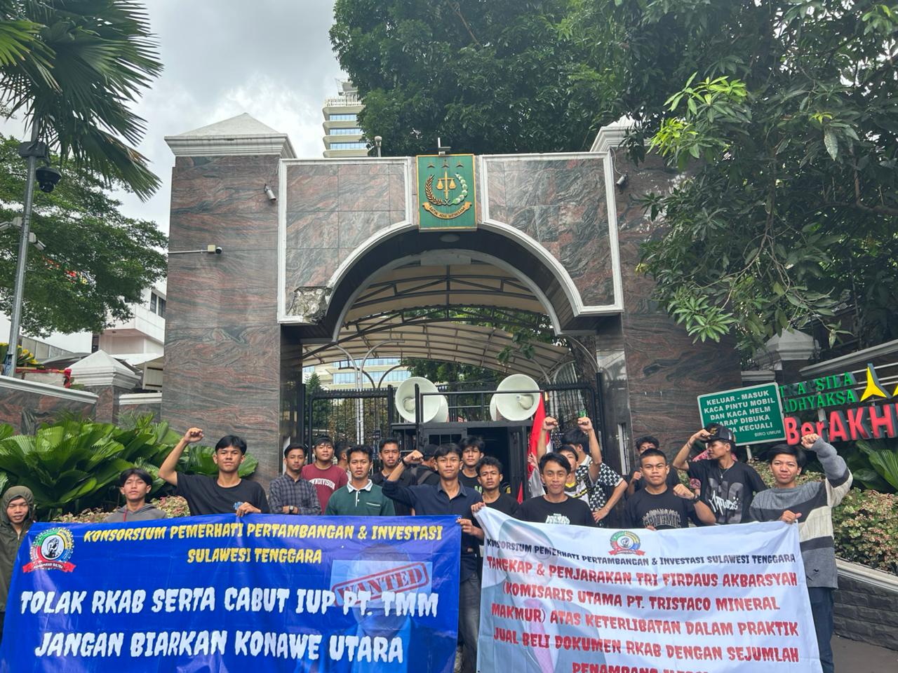 Foto; untuk rasa di depan gedung kejaksaan agung RI