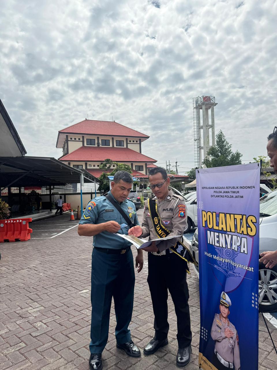 Petugas Ditlantas Polda Jatim melayani masyarakat dalam Program Polantas Menyapa di KB Samsat Surabaya Utara, Rabu (29/10/2025).