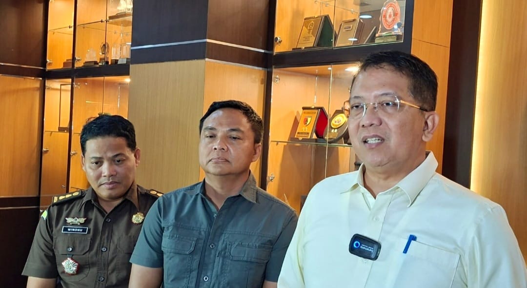 Foto!keterangan pers di depan kantor Kejati jatim