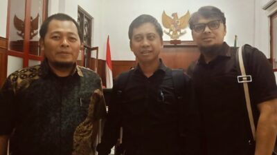 Foto; membacakan dakwaan membebaskan tuntutan Hukum