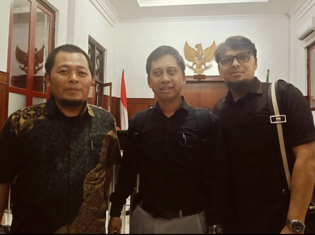 Foto; membacakan dakwaan membebaskan tuntutan Hukum