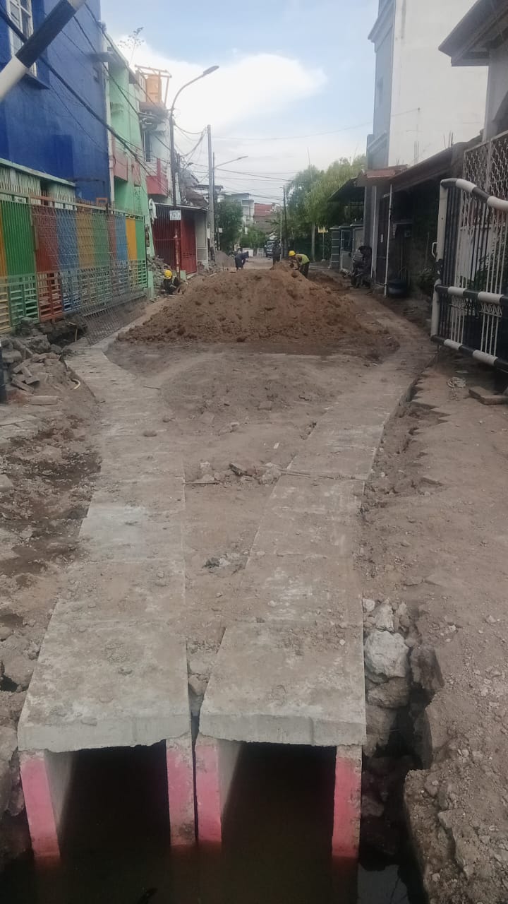 Kondisi saluran U-Ditch di Jalan Wonorejo Selatan I, Surabaya, yang sudah terisi sedimentasi tanah dan lumpur sebelum serah terima proyek.
